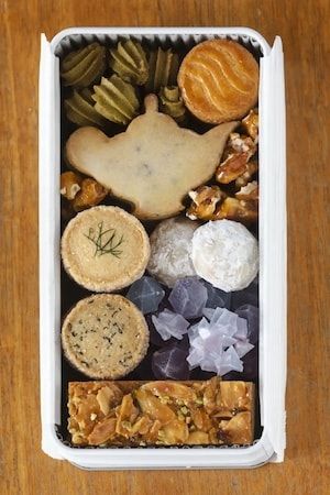 うつわと焼き菓子の店「うみとじかん」大分の素材を生かしたクッキー9種入り缶を発売