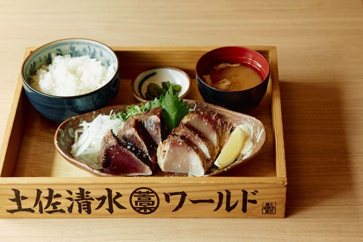 鰹とブリの藁焼きMIX定食