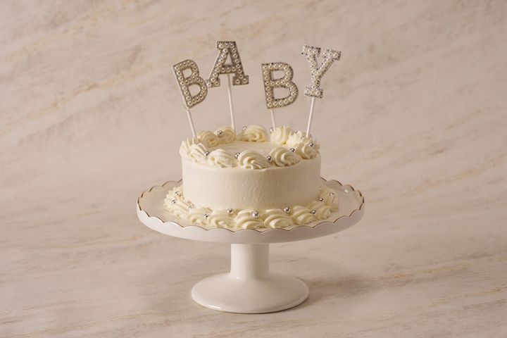 BABYピックが立つジェンダーリビールケーキ