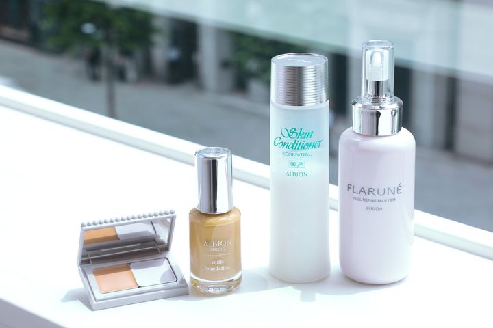 アルビオン スタジオ レイヤードトリック コンシーラー 01 SPF40・PA++++￥3,850、アルビオン スタジオ ミルク ファンデーション 070 ￥7,150 SPF29・PA+++、薬用スキンコンディショナー エッセンシャル N（165ml）￥5,500、フラルネ フルリファイン ミルク f EM （200g）￥5,500