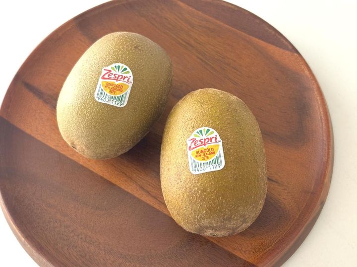 画像: 手で触っても固いキウイ