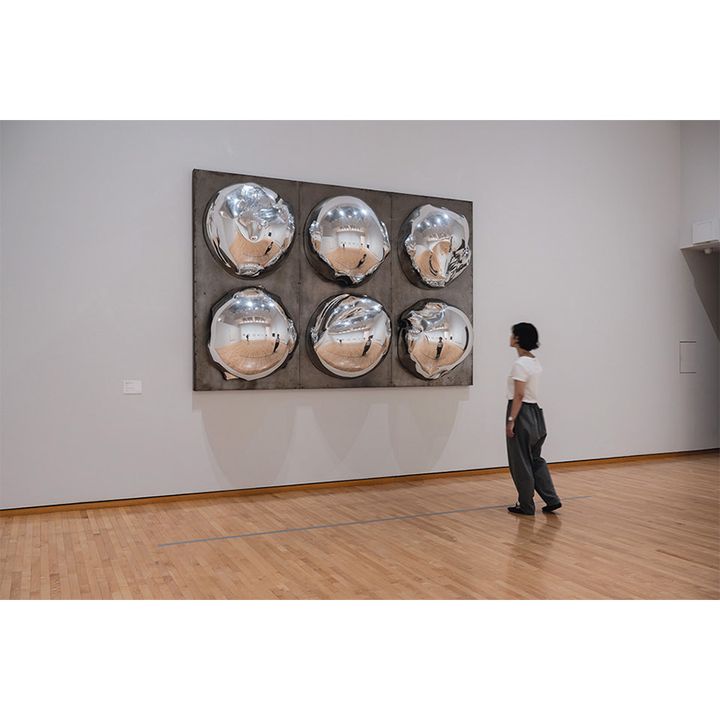 《周波数37306505》1965 アクリル樹脂、アルミ、鉄 東京都現代美術館蔵「MOTコレクション Eye to Eye―見ること」（2024）展示風景 Photo：Ma saru Yanagiba