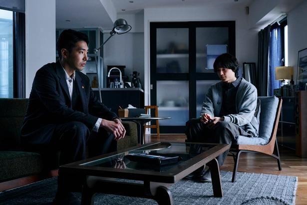 柄本佑が深い人物理解で新たな令和の刑事像を創出 [c]2026「白鳥とコウモリ」製作委員会
