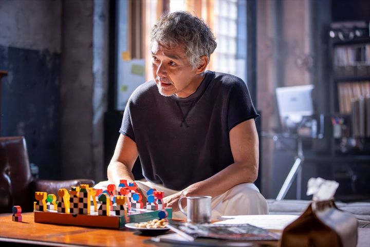 ドラマ『ポリティカルパン』に出場する渡部篤郎 （C）フジテレビ width=