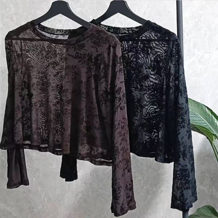 黒と茶色の花柄フロッキーシアープルオーバーがハンガーにかかっている