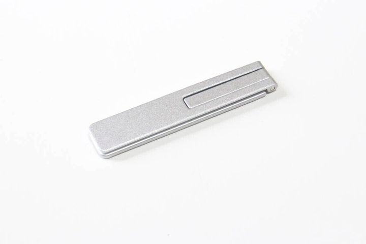 銀色の折りたたみ式スマホスタンドを閉じた状態