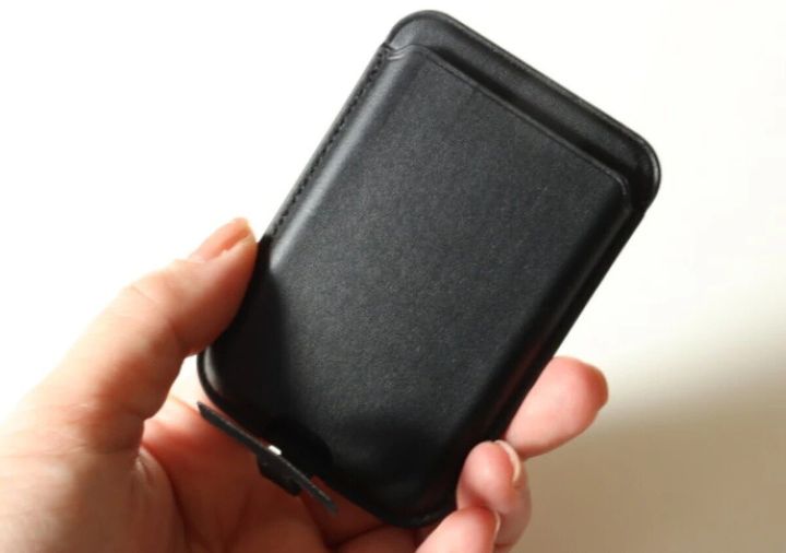 黒いMagSafe対応ウォレットを指で持っている