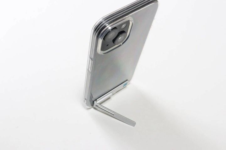 銀色のスマホスタンドでスマホを縦置きしている