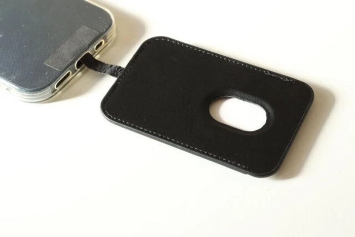 スマホの充電口から黒い落下防止タグが出ている