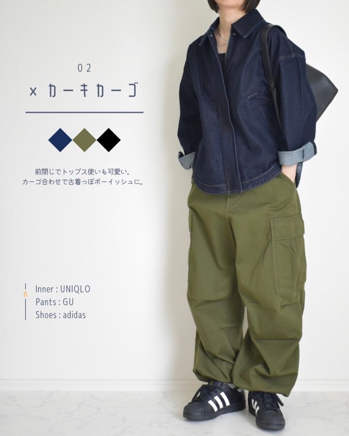デニムジャケットをトップスにカーキカーゴパンツの女性