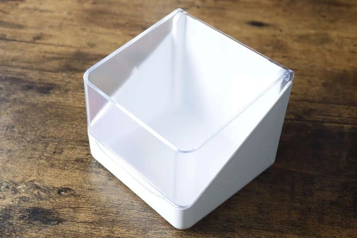 透明なフタ付きマグネットケースが木目調のテーブルに置かれている