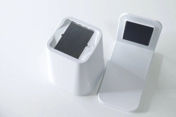 マグネット付きコップとホルダーが白い台に分離して置かれている