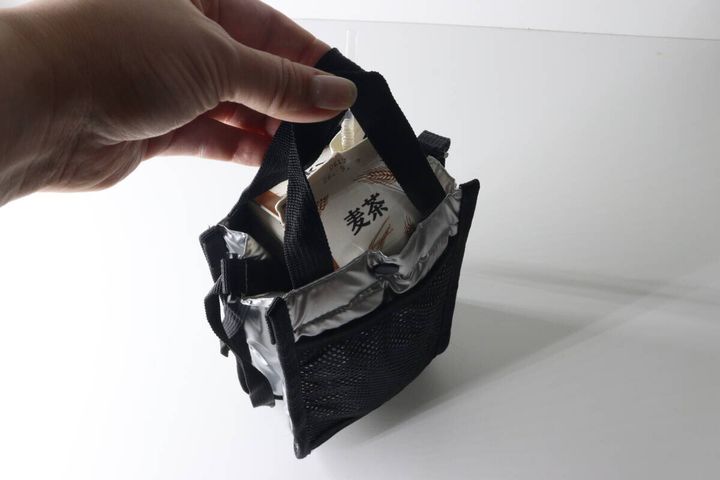 シルバーと黒のショルダーバッグに牛乳パック型ドリンクが入っている様子