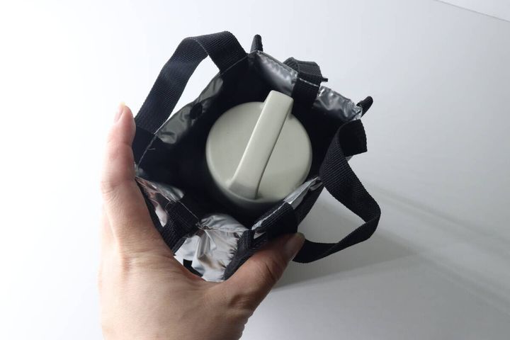 シルバーと黒のショルダーバッグに白い水筒が入っている様子