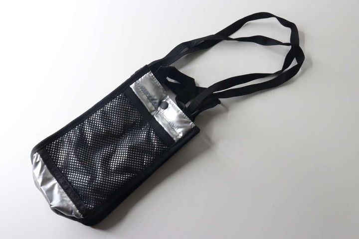 シルバーと黒のメッシュショルダーバッグを斜め上から見た全体像