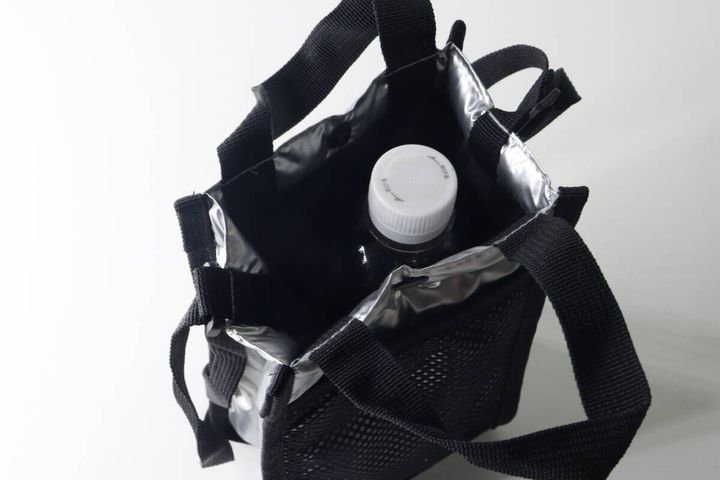 シルバーと黒のショルダーバッグの中にペットボトルが入っている様子