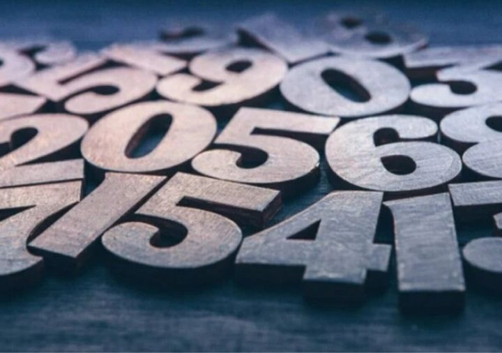 様々な数字の木製オブジェが床に散らばっている