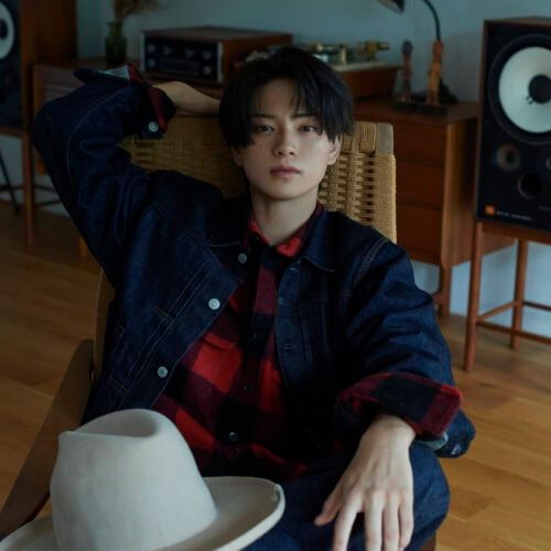 【岩瀬洋志】「普段はピタッとした服が好き」リアルな私服事情と毎日パック＆スチーマーで整える“完璧素肌”の裏側