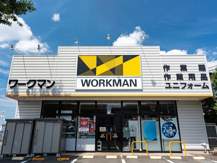 ワークマンの「アーバンライトバックパック」は、容量約38Lの大容量バックパックです。機内持ち込みサイズながら数泊分の荷物が収まると話題になっており、その魅力を紹介します。