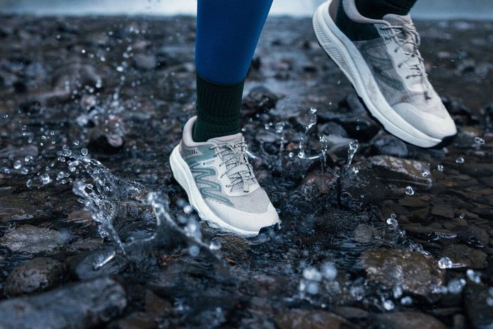 「Hurricane Trailsetter GTX」は、GORE-TEX®ライナーを採用することで高い防水性を実現。突然の雨や濡れた路面、ぬかるみなど、刻々と変化する自然環境にも柔軟に対応する。