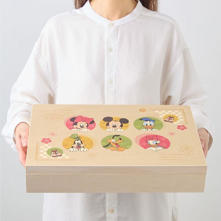 おせち・特段重「ミッキー＆フレンズ」 大きさ