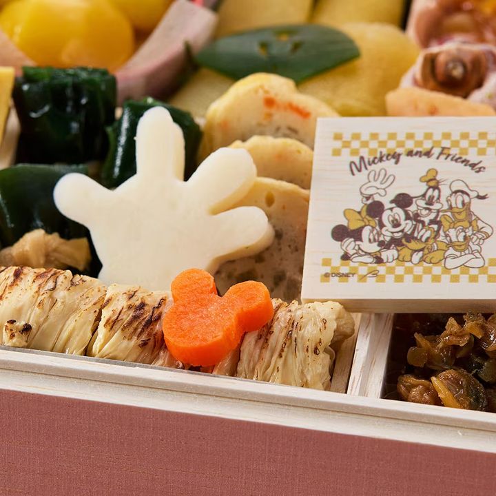 おせち・特段重「ミッキー＆フレンズ」 手の形かまぼこ