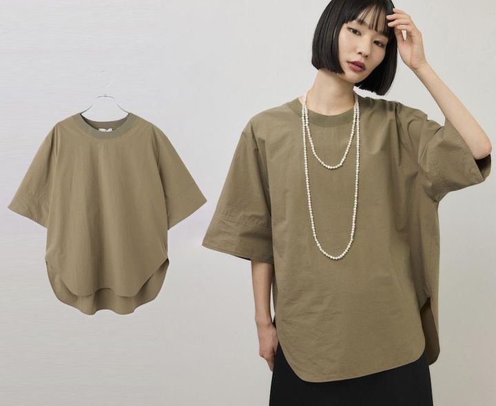 画像: タイプライターTEEブラウス（カーキ）¥15,400（アダム エ ロペ） 出典：アダム エ ロペ