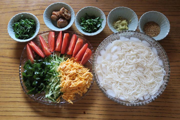 おかずそうめん／香味野菜（ショウガ、ミョウガ、大葉など）、おかずトッピング（錦糸卵、キュウリ、ワカメ、トマトなど）たっぷりのそうめん。麺だけでは不足しやすい栄養素を補強できます。