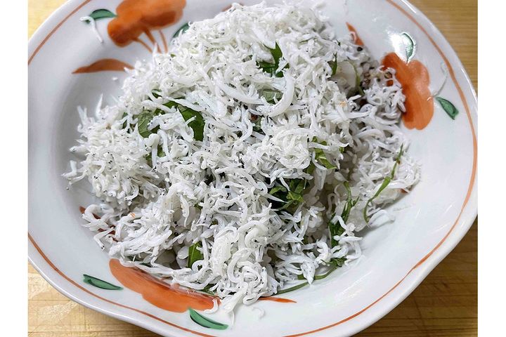 シラス丼／炊き立てごはんに、釜揚げシラス、刻んだ大葉をのせるだけ。たんぱく質、カルシウム、香味野菜の組み合わせ。キッチンに立ちたくない時に秒で作れる時短メニューです。