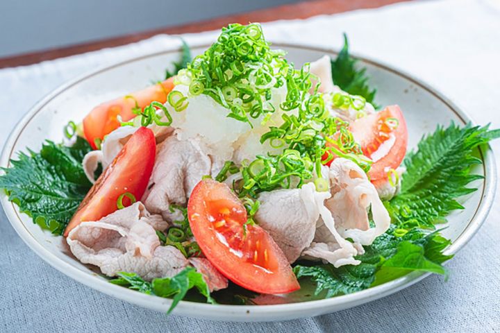 豚しゃぶサラダ／たんぱく質とビタミンB1豊富な豚バラ肉のしゃぶしゃぶ、野菜と香味野菜の組み合わせ。ポン酢やゴマドレッシングで、さっぱり食べられます。