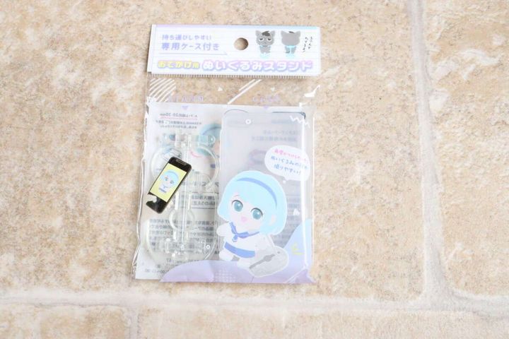 「おでかけ用 ぬいぐるみスタンド」と書かれたセリア商品のパッケージ