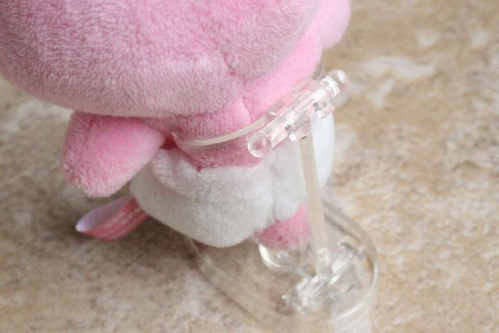 ピンクのぬいぐるみに透明スタンドを装着