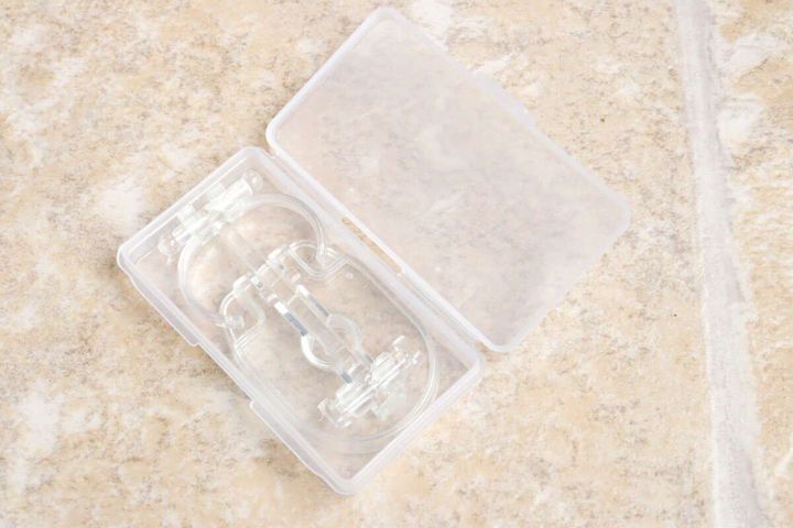 透明なケースに収納された「おでかけ用 ぬいぐるみスタンド」