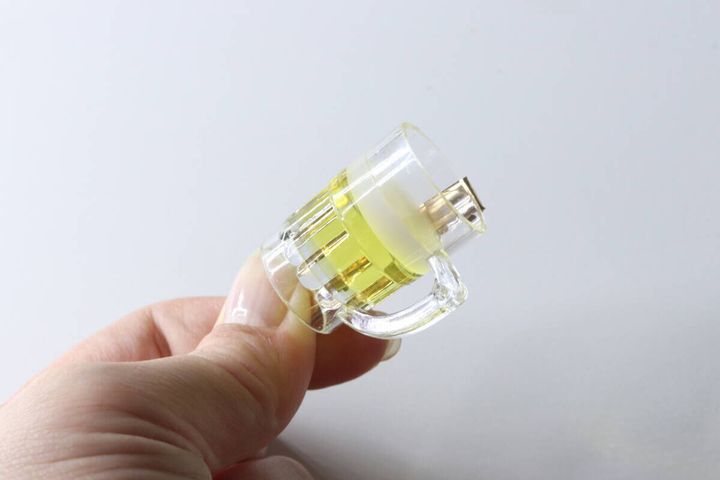 ビールジョッキ型ヘアクリップを指でつまんで見せている様子