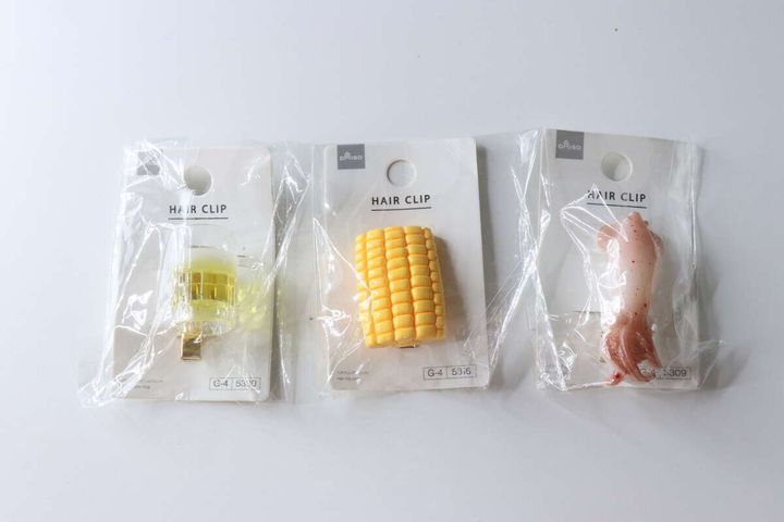 ダイソーのビールジョッキ、コーン、イカのヘアクリップ3種がパッケージに入った状態