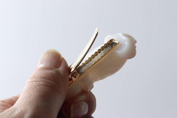 イカ型ヘアクリップの裏側にあるギザギザの金属製クリップ部分