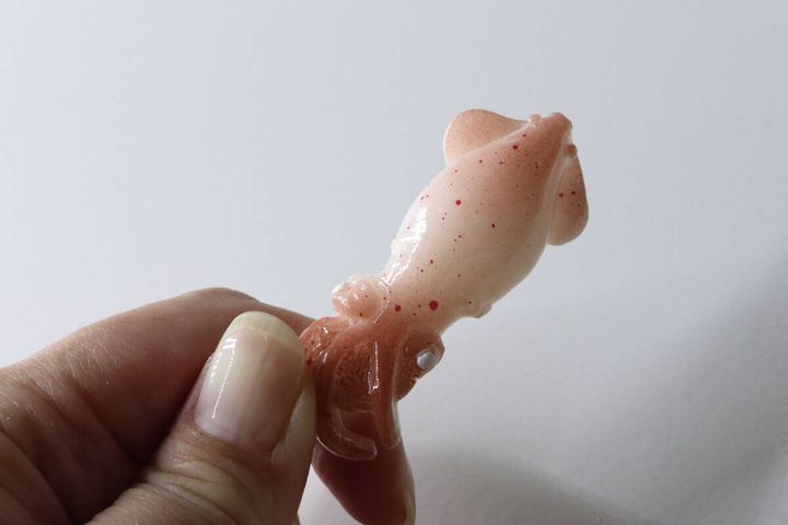 イカ型ヘアクリップを指でつまんで見せている様子