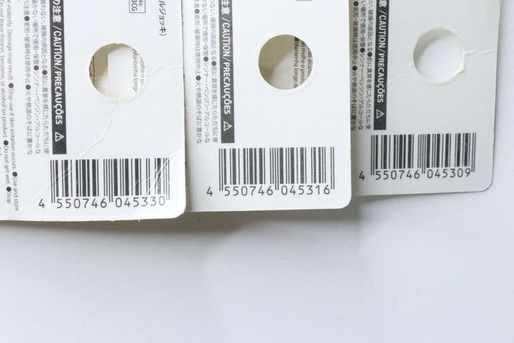 ダイソーヘアクリップのパッケージ裏面にあるバーコードと商品情報