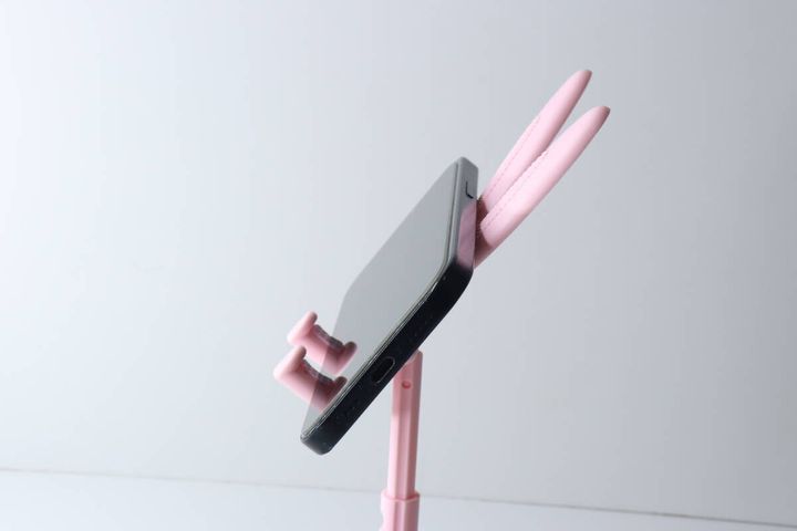 完成したピンク色のウサギ型スマホスタンドにスマホを横置きしている側面