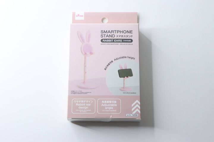 ピンク色のパッケージに入ったダイソーの「スマホスタンド（ウサギの耳）」商品