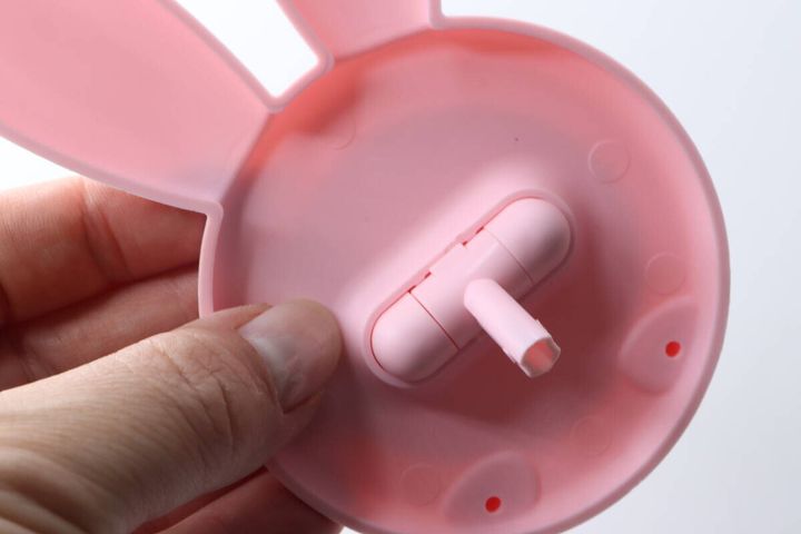 指でウサギの顔部分の裏側にある角度調整用の可動部を触っている様子