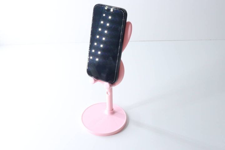 完成したピンク色のウサギ型スマホスタンドにスマホを縦置きしている
