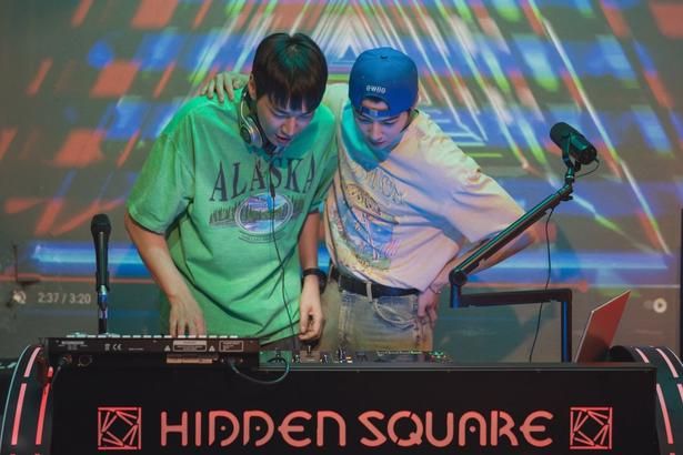 【写真を見る】“顔天才バカ”ヨンミン役でチャウヌがDJ姿を披露！ノリノリな表情に注目 [c] 2025 SHOWBOX, BRAINSHOWER AND TH STORY ALL RIGHTS RESERVED.