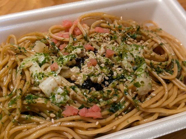 生ペヤングソースやきそばを温めて開けた様子。太めの麺にキャベツ、鶏ミンチ、紅ショウガ、ゴマ、青のりがトッピングされている