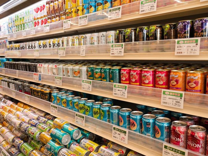 山崎実業の人気シリーズ「tower」から登場した「コンビニちょい買い保冷&保温バッグ タワー」が、SNSで注目を集めています。コンパクトながら高い保冷・保温力を備え、普段使いからアウトドアシーンまで活躍する本商品を紹介します。