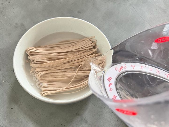 お湯300mlを麺に注ぐ