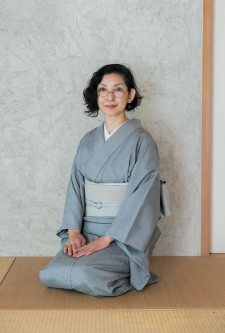 母から譲り受け、洗い張りして仕立て直した長襦袢の上に、この年になってようやくご縁のあった生紬単衣を重ねて。古いアンティークフレームの線の細さが織りに交わり、時代をつなぐ着こなしに。着物「Maru Factory」。