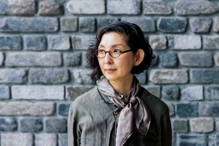 「めがねが主役」コーデ10選。老眼から始まった大人のめがねおしゃれ【中嶋美穂さん】