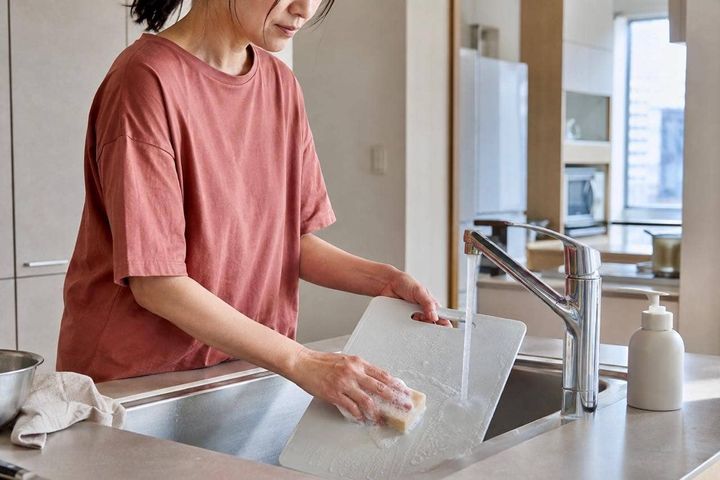 肉を切ったまな板に、いきなり熱湯…実はNG？衛生の基本は「洗ってから消毒」の順番です