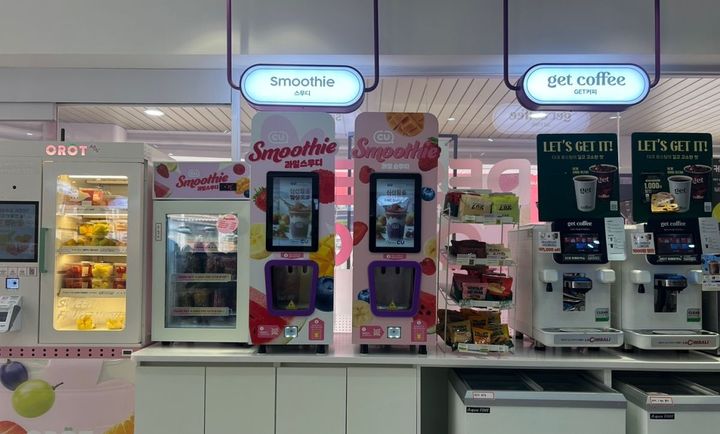 左からカットフルーツ販売機、スムージー、コーヒーマシーン
